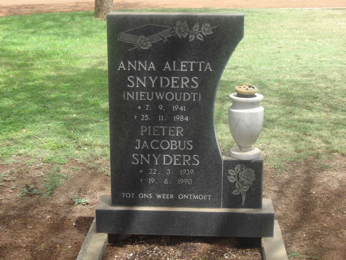 SNYDERS Pieter Jacobus 1939-1990 & Anna Aletta NIEUWOUDT 1941-1984