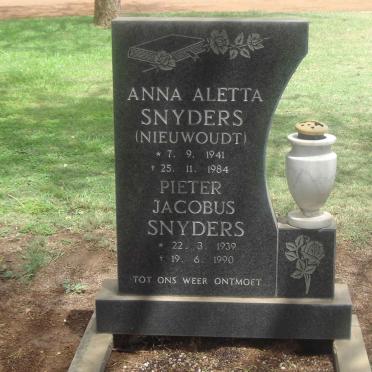 SNYDERS Pieter Jacobus 1939-1990 & Anna Aletta NIEUWOUDT 1941-1984