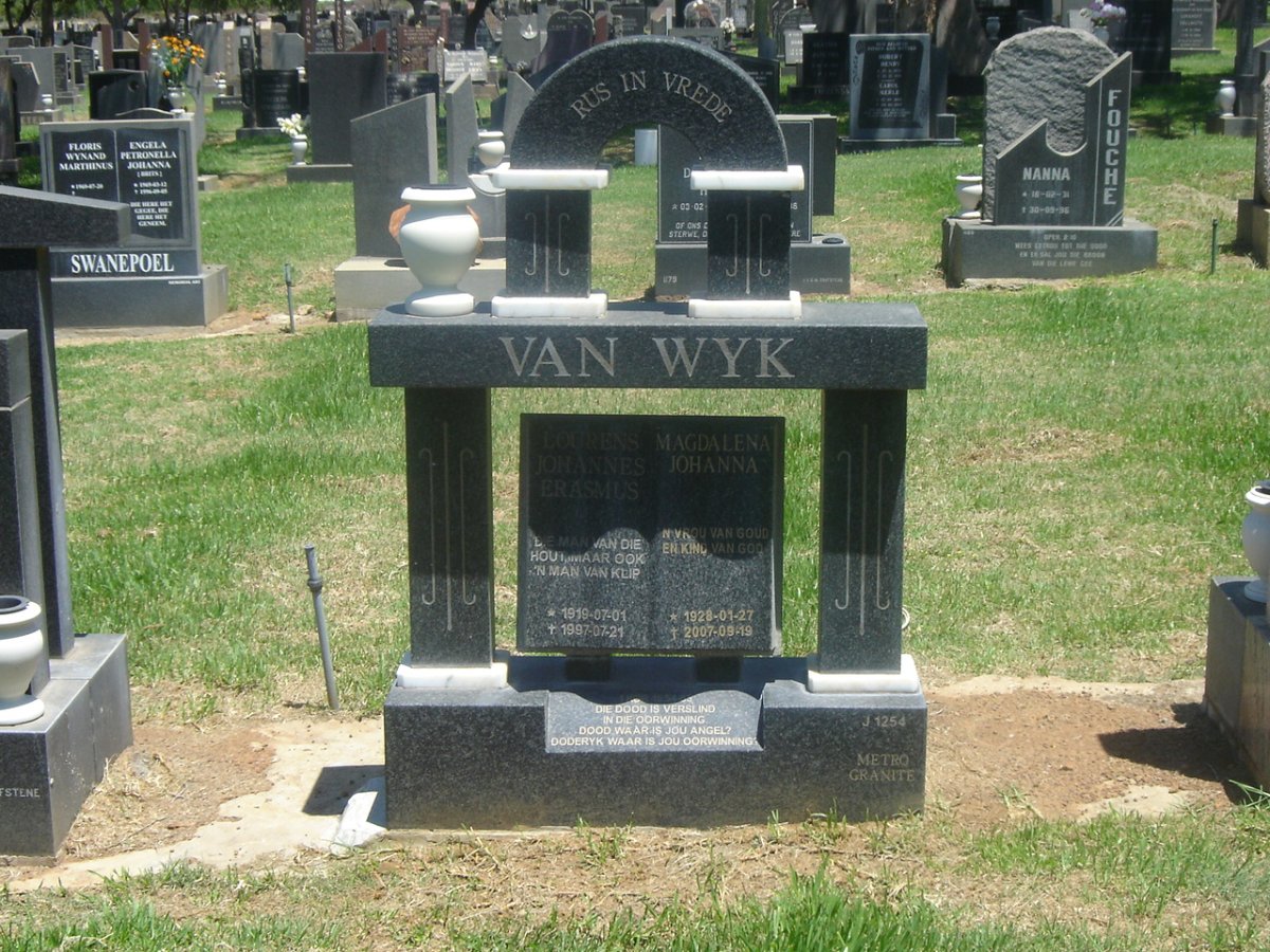 WYK Lourens Johannes Erasmus 1919-1997 &amp; Magdalena Johanna 1928-2007