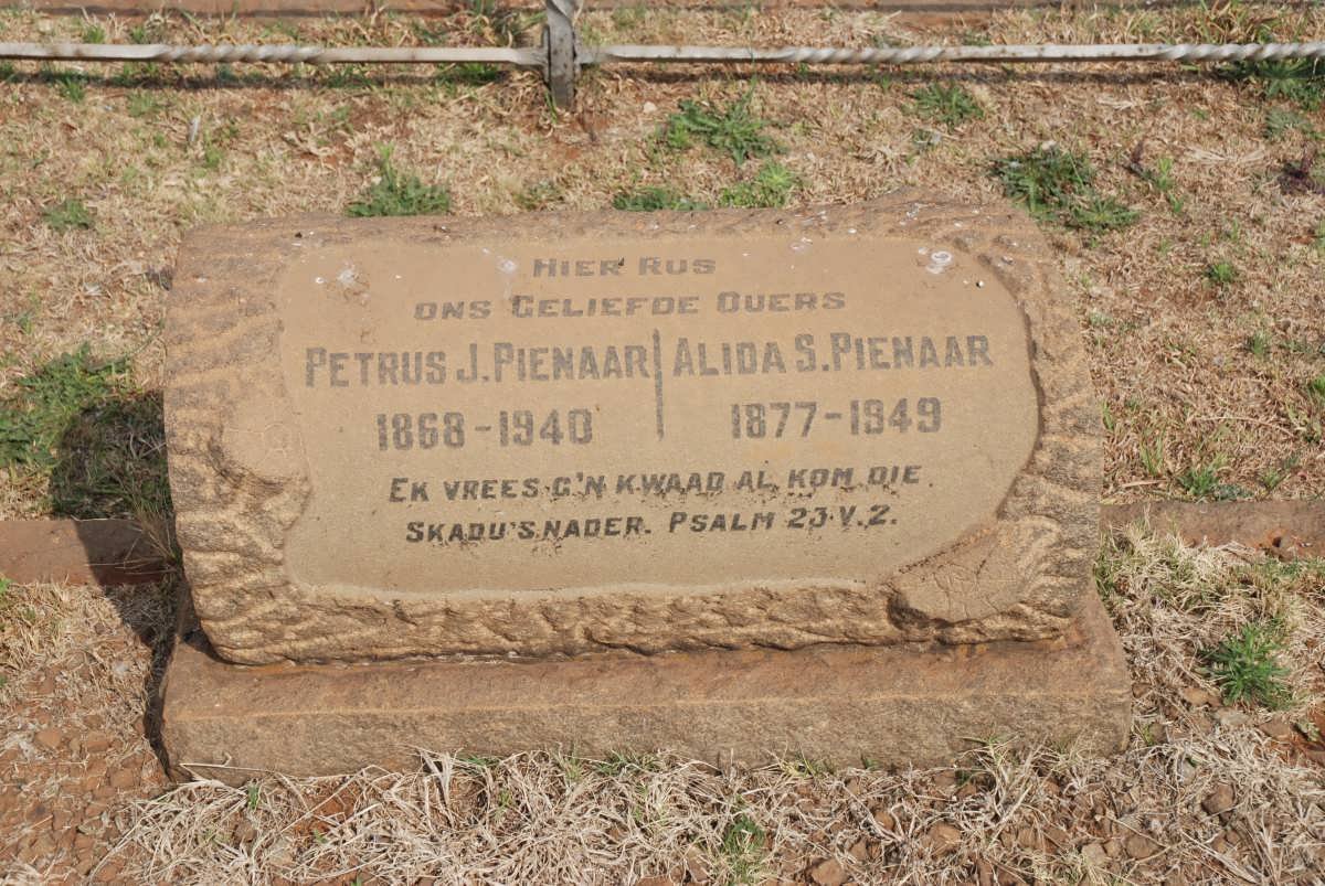 PIENAAR Petrus J. 1868-1940 &amp; Alida S. 1877-1949